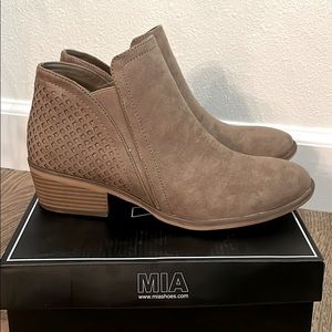 MIA taupe Nova Suede booties
